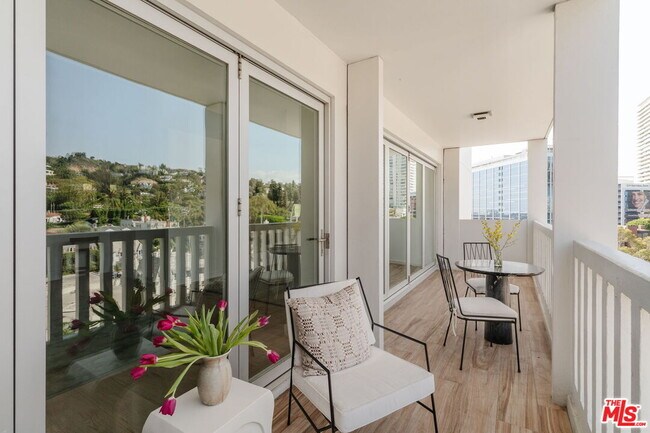 Building Photo - 999 N Doheny Dr