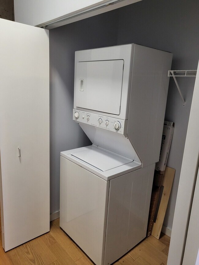 Building Photo - 235 W Van Buren St