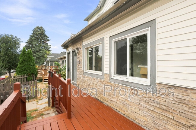 Building Photo - 1097 Suburban Ave E