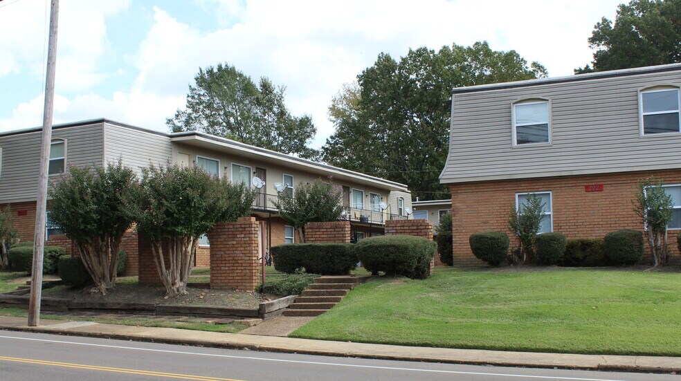 Primary Photo - Center Court Apartments-FREE first month!