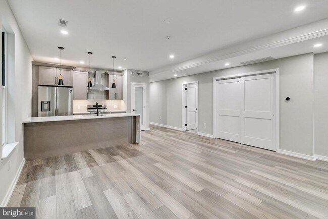 Building Photo - 752 S 16th St