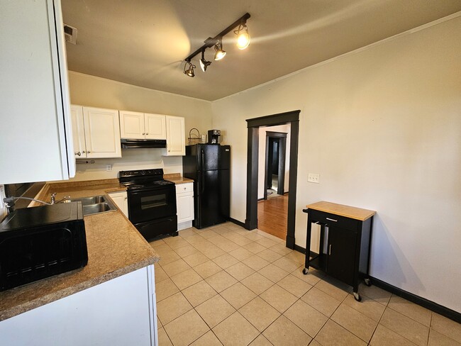 Building Photo - 1909 Bennett Ave