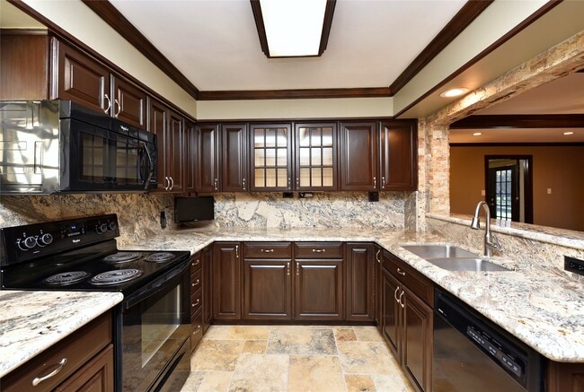 Primary Photo - 2802 S Doral Dr