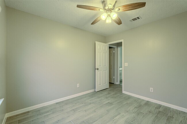 Building Photo - 8926 Sunny Point Dr
