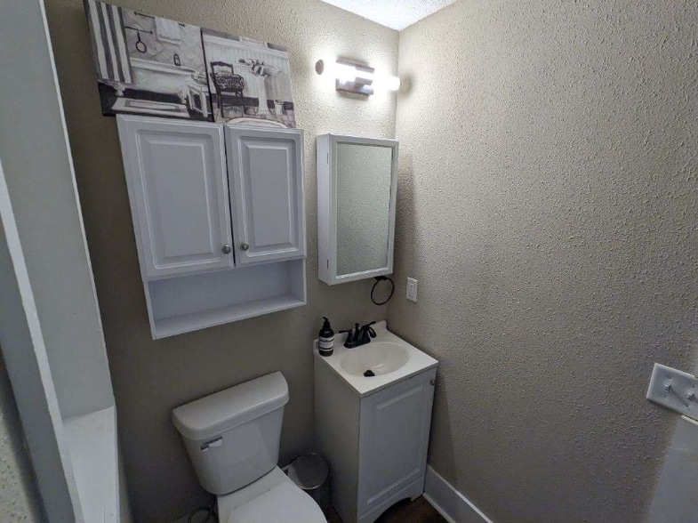 Building Photo - 902-904 W Locust St