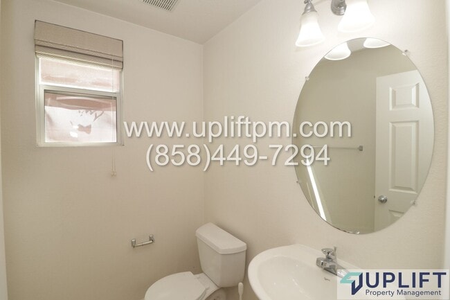 Building Photo - 4 bedroom 2.5 bathroom home in Chula Vista...