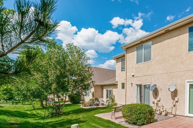 Building Photo - Relaxing townhome in Monument Villas