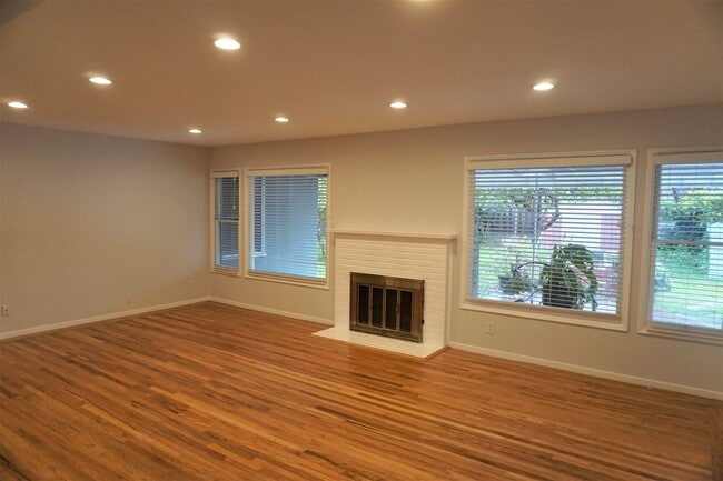 Building Photo - Well Maintained Single-Family Home in Saratoga!