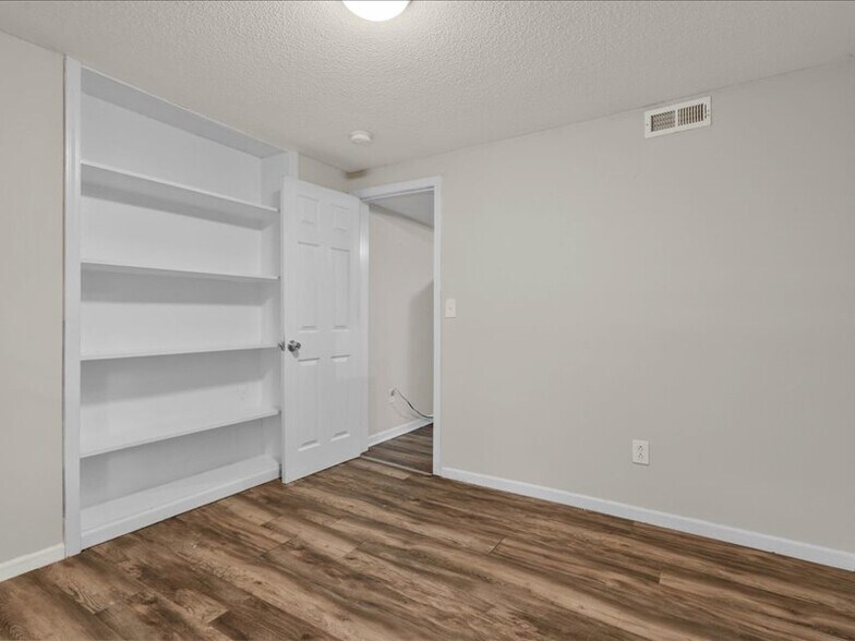 Building Photo - 10 W 98th St