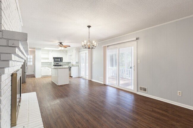 Building Photo - Spacious 4bd/2.5ba Ranch w/ Two-Car Garage & Large Basement and Screened Porch!