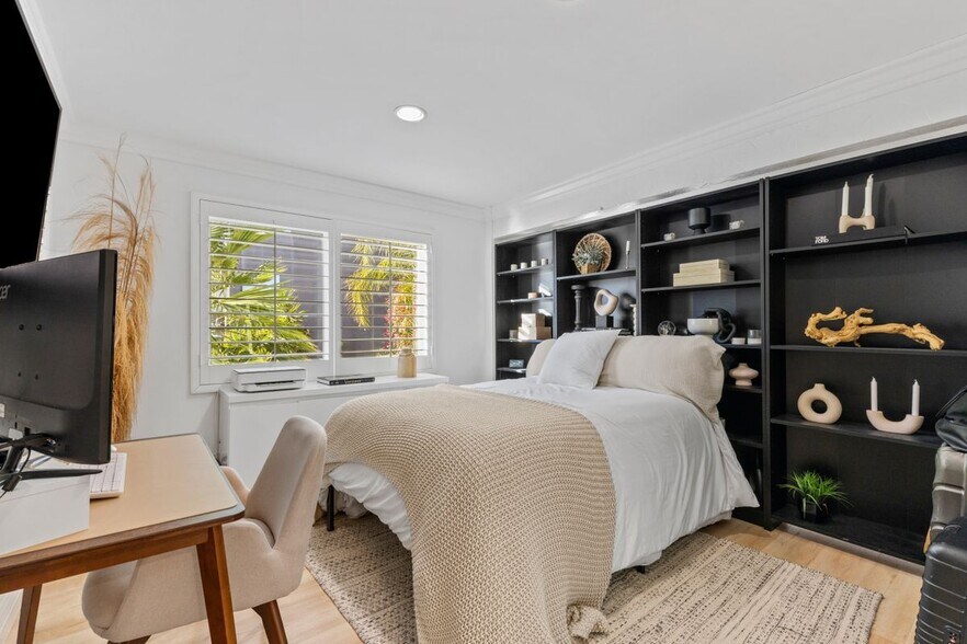 Building Photo - 2019 Sunset Plaza Dr