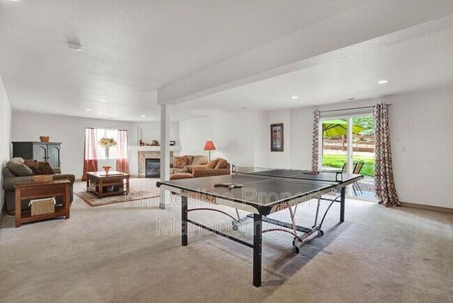 Building Photo - 2030 Silver Creek Dr