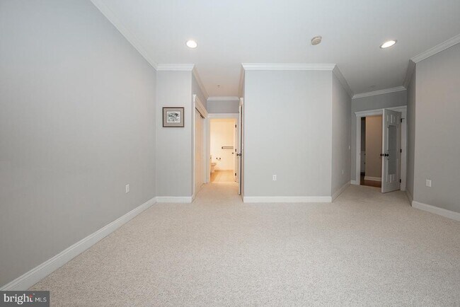 Building Photo - 300 W Elm St