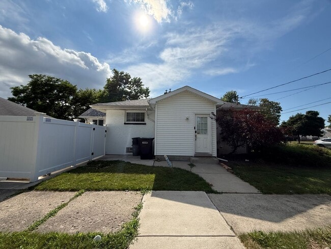 Building Photo - 3 bedroom 2 bath in the heart of Niagara F...
