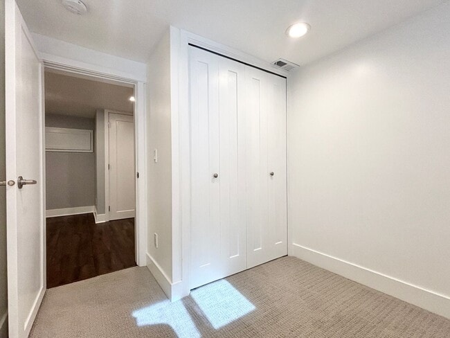 Building Photo - Stunning Remodel Near 9th & 9th!
