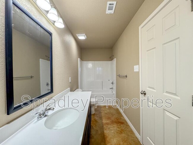Building Photo - 1040B Edwards Dr