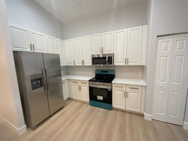 Building Photo - Luxury-Style 3BR Home in Prime West Palm Beach Location