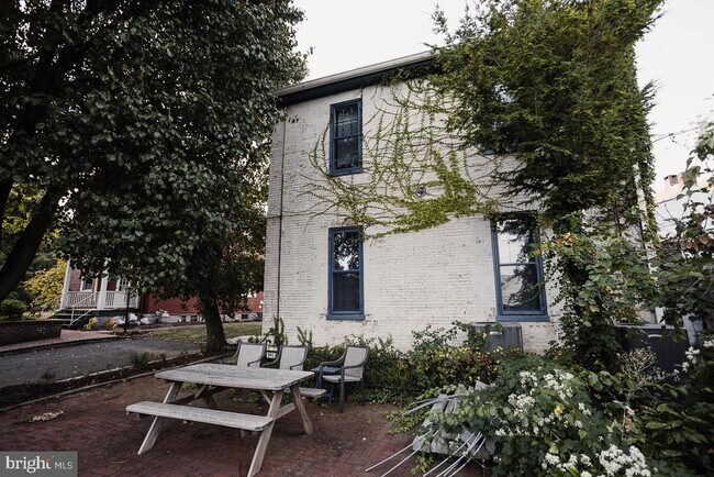 Building Photo - 261 Lincoln Way E