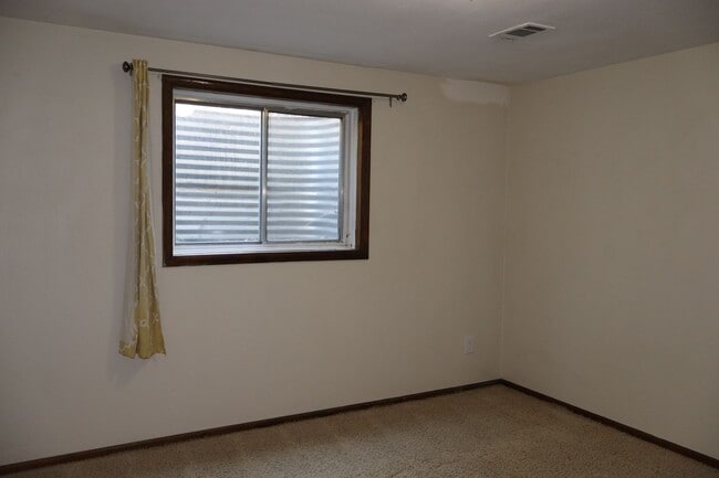 Building Photo - Spacious 4-Bedroom Single Family Home