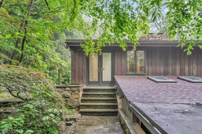 Building Photo - 37 Lenape Dr