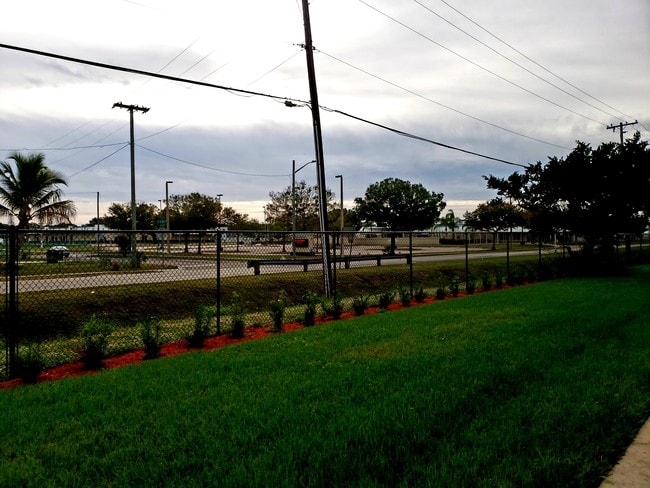 Building Photo - 1440 N Lawnwood Cir