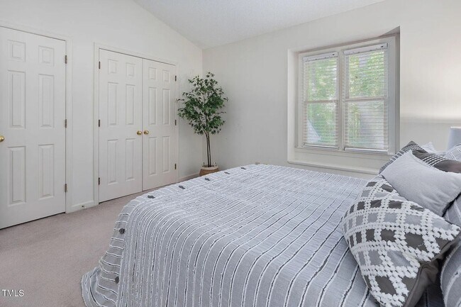 Building Photo - Townhouse in Woodcroft!