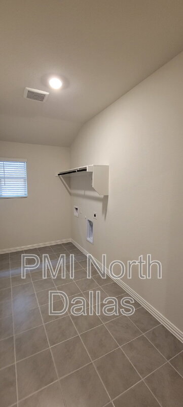 Building Photo - 2633 Oneida Ln