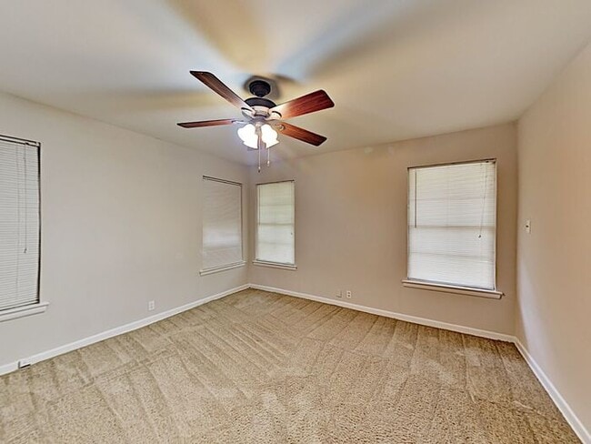 Building Photo - No Application Fees* $500 off 1st Month Rent*