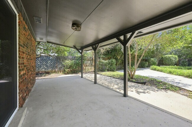 Building Photo - 1510 Royal Palm Dr