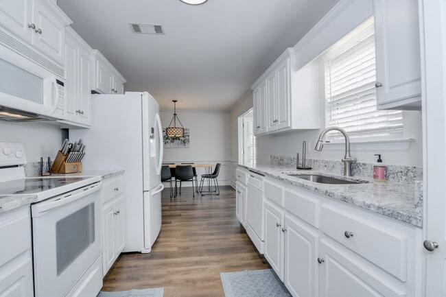 Building Photo - 2044 Lillian Dr