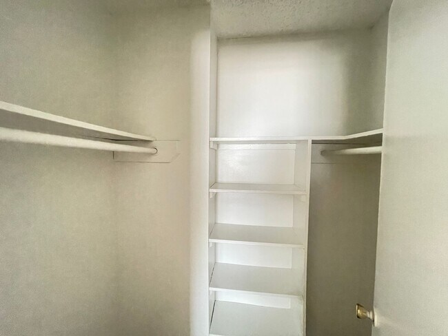 Building Photo - 1/1.5 Townhome in Gated Community! -- Appl...