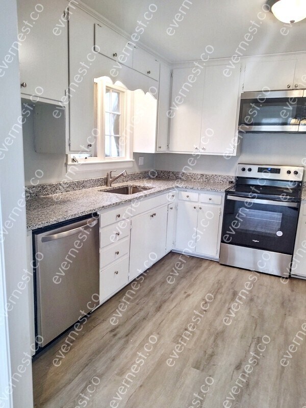 Building Photo - Charming 4-Bedroom Home with Garage / Pet-...