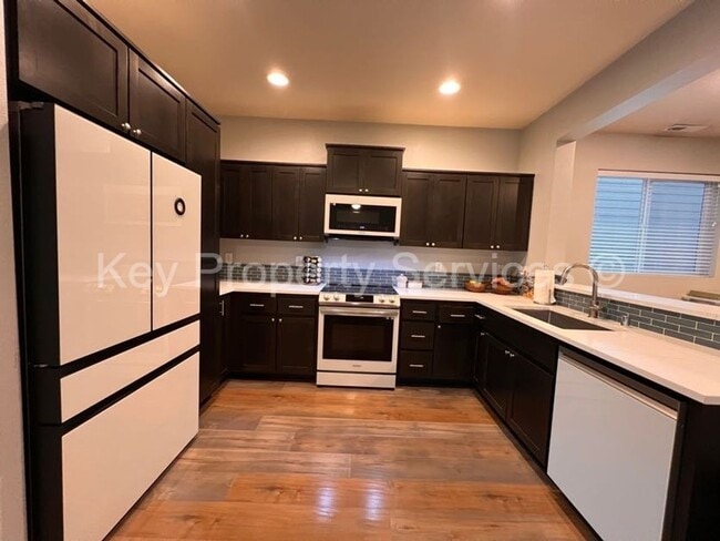 Building Photo - Stunning Hazel Dell Two-Story with High End Appliances