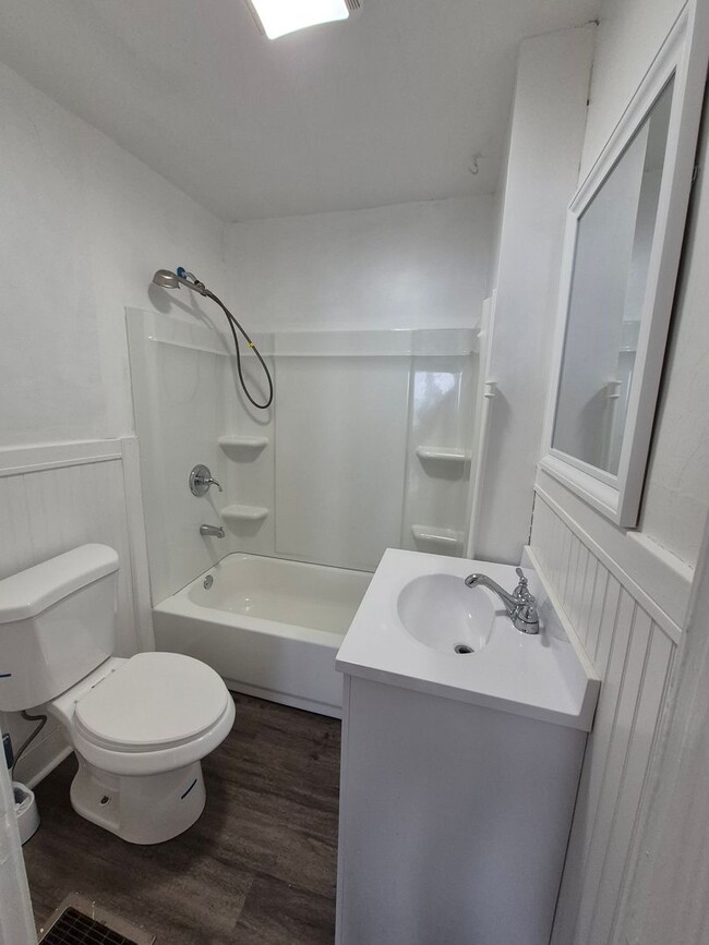 Building Photo - Cozy 2 Bedroom Ranch