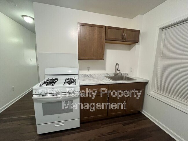 Building Photo - 29 N Main St