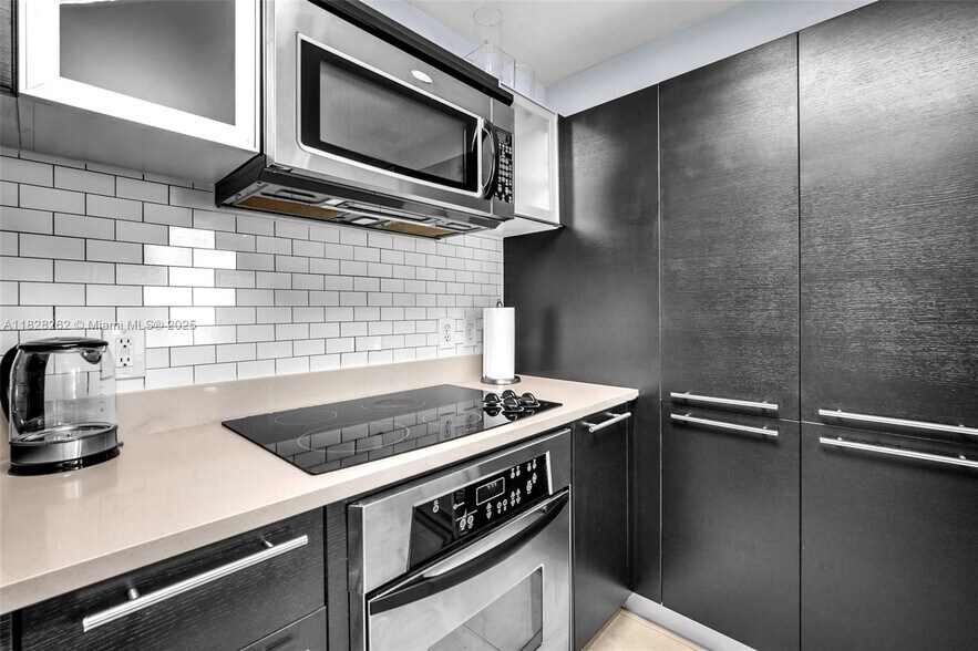 Kitchen - 1900 N Bayshore Dr