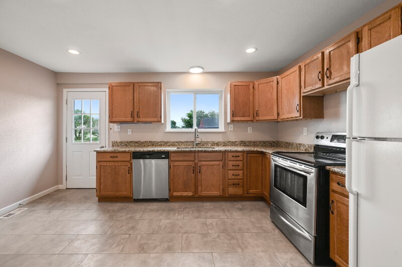 Building Photo - 5520 Coyote Ln