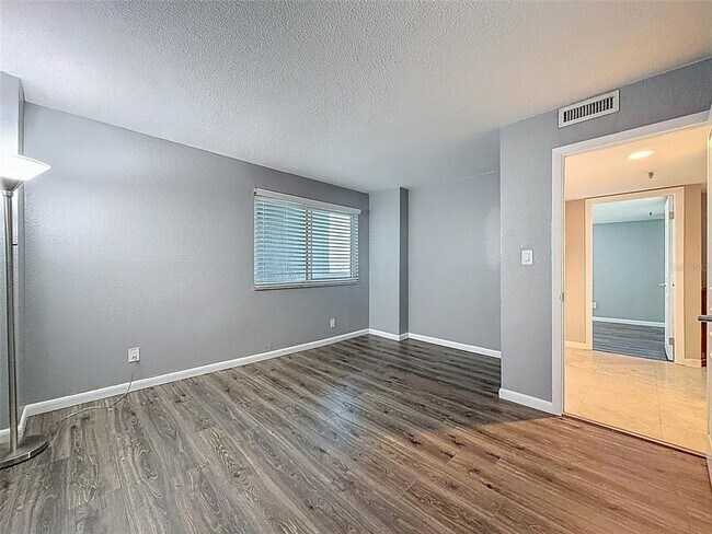 Building Photo - 201 W Laurel St