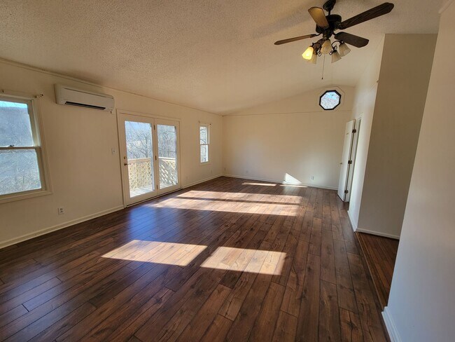 Building Photo - Wonderful spacious country home