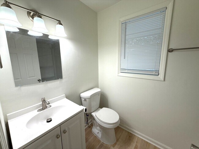 Building Photo - 5805 Blueridge Dr