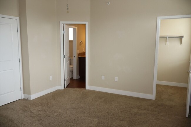 Building Photo - Modern Condo Near Old Town Charm + $200 Mo...