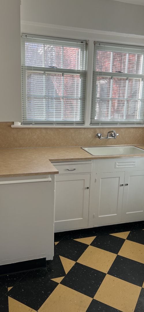 Building Photo - Be a Star in our Vintage 1 Bedroom Hollywood Apartment