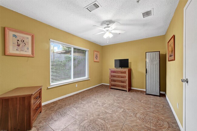 Building Photo - 7223 Lakewood Dr