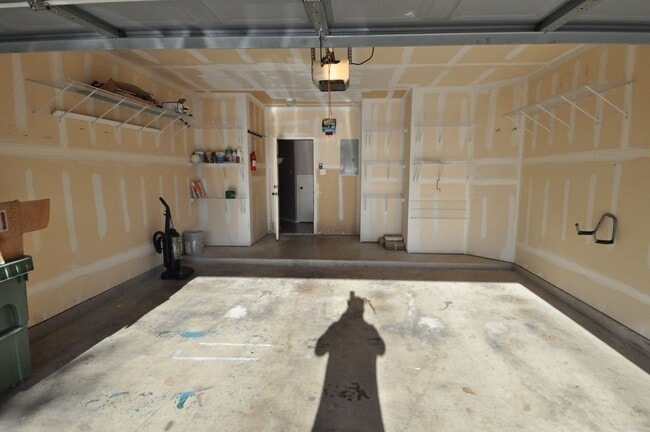 Building Photo - All appliances included! Gated lock and leave condo community in North Austin