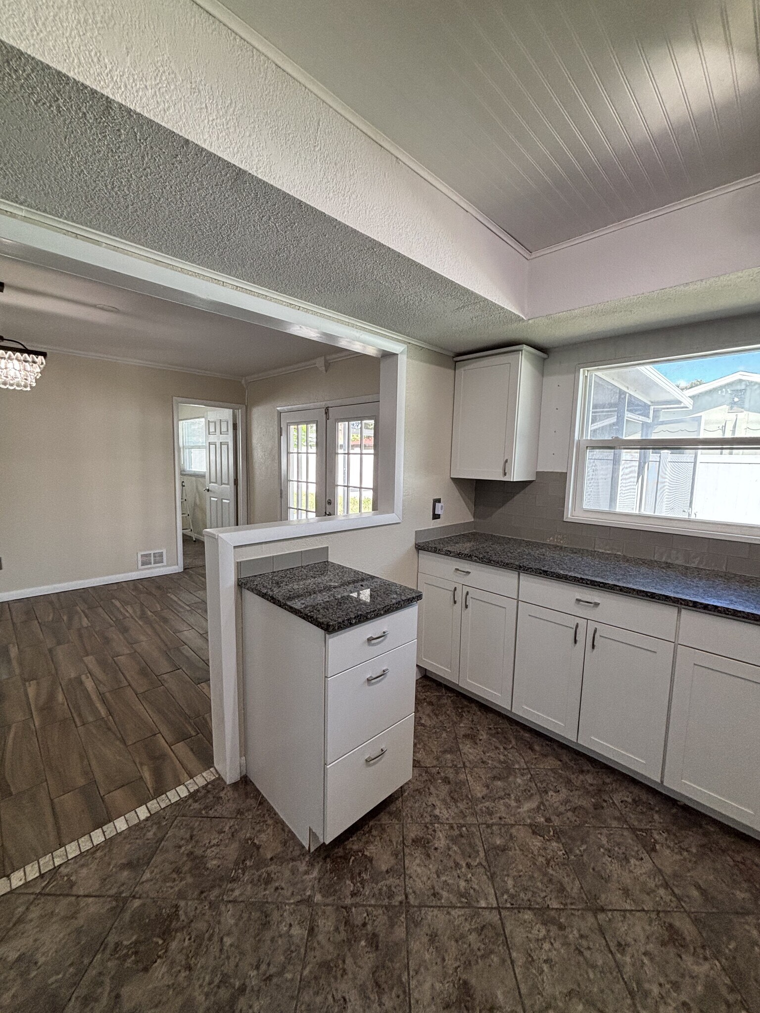 Building Photo - 4 Bed/2 Bath