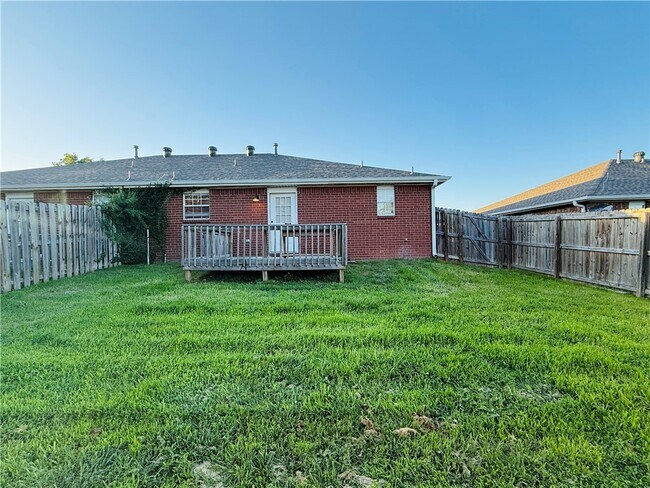 Building Photo - 10 Holly Dr
