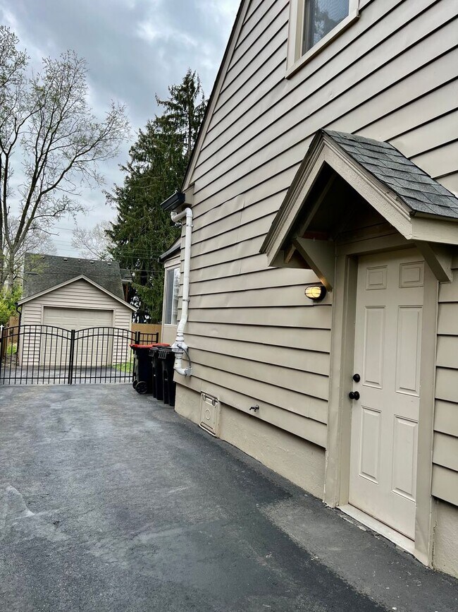 Building Photo - Adorable home located in St. Matthews