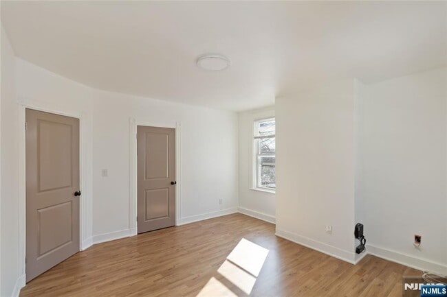 Building Photo - 87 James St