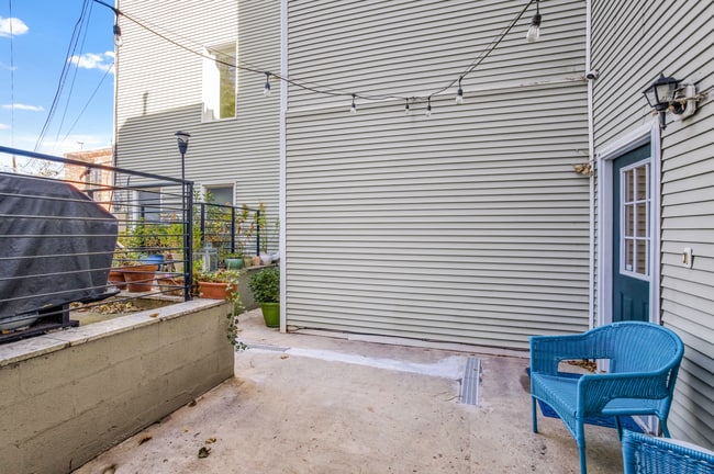 Building Photo - Available Now! Updated 2 Bedroom 2 1/2 Bathroom Condo! Parking Included!