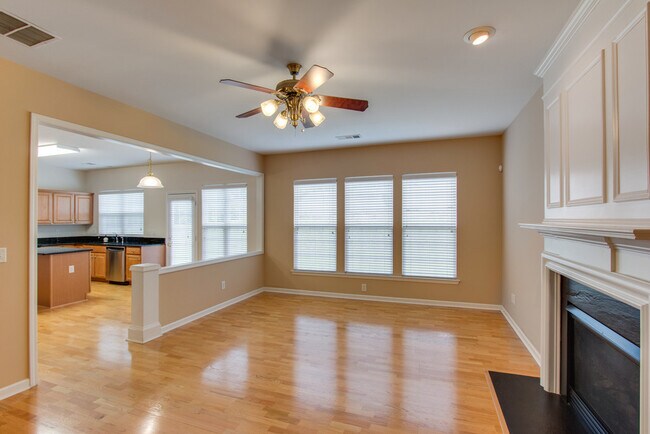 Building Photo - 4Bed/2.5Bath in Brentwood, Lawn Care Included!